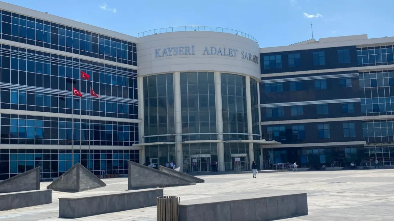 Annesine karşı yağma suçundan yargılanan sanık suçlamayı reddetti