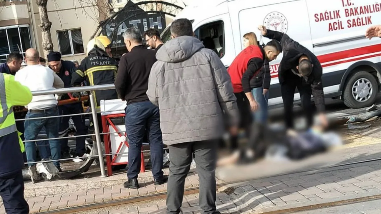 Beyazşehir'de otomobil karşıdan karşıya geçen yayalara çarptı: 3 Yaralı