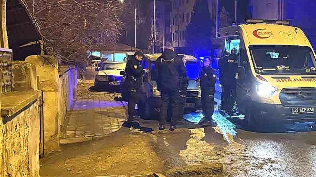 Bıçaklanan genç binaya sığındı