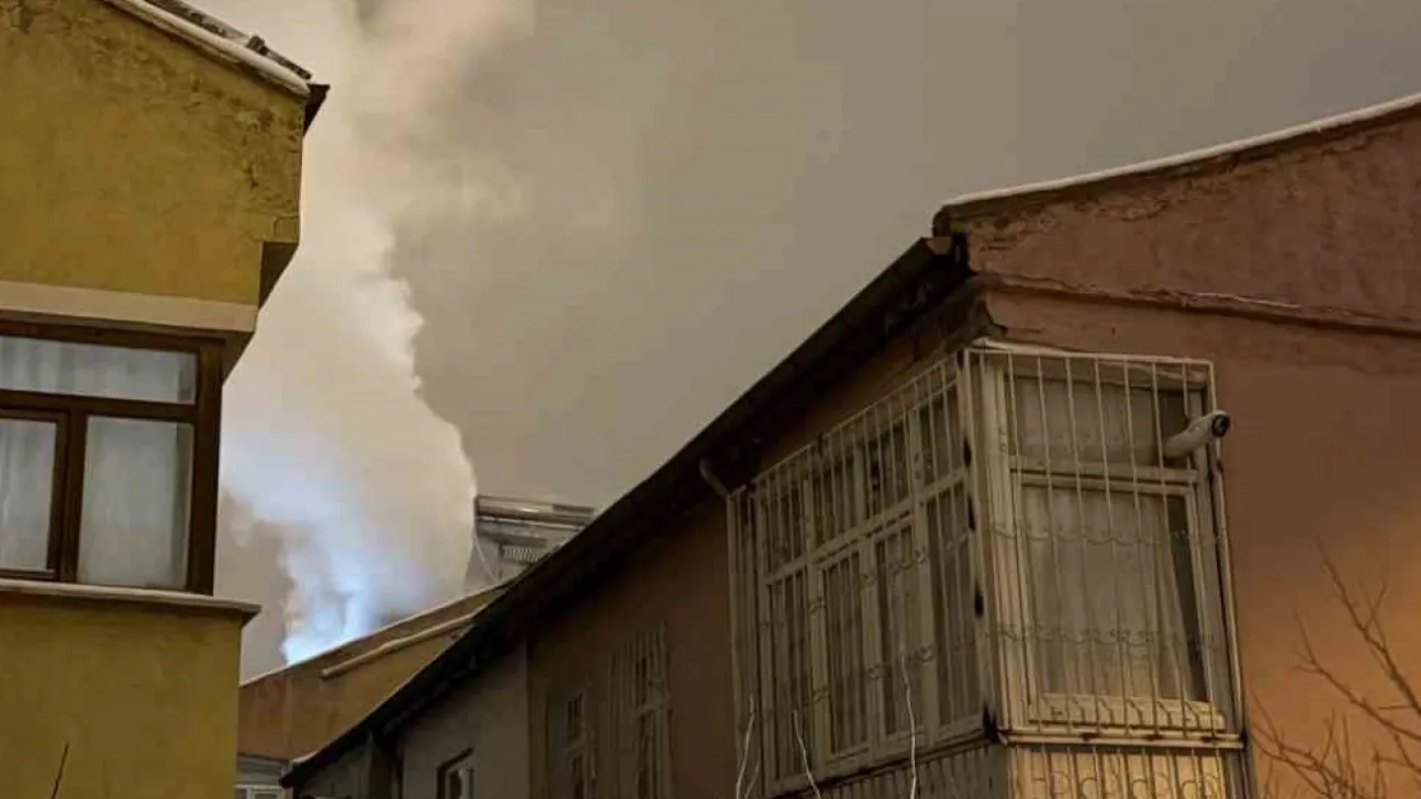 Danışment'teki Çatı Yangını 2 Saatte Kontrol Altına Alındı