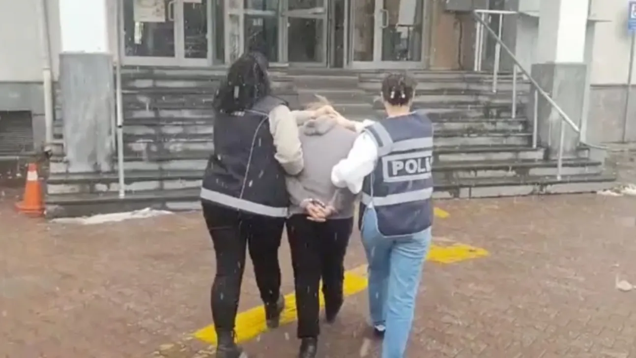 Hırsızlık suçundan 11 yıl hapis cezası ile aranan firari kadın yakalandı