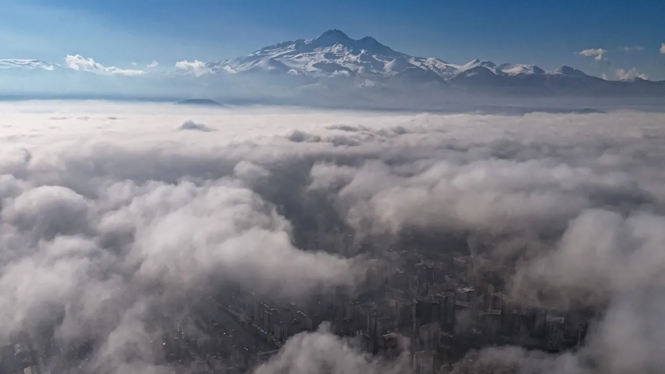Erciyes'in Büyüleyici Görüntüleri: Osman Arabacı'nın Dronu ile Sis Altında Bir Başka Dünya