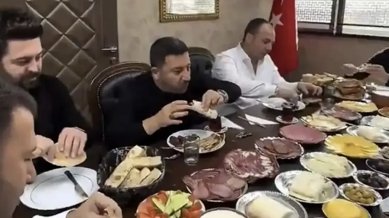 Lüks Kahvaltı Tepki Çekti: Rasim Arı'nın Sofrası Tartışması Yarattı