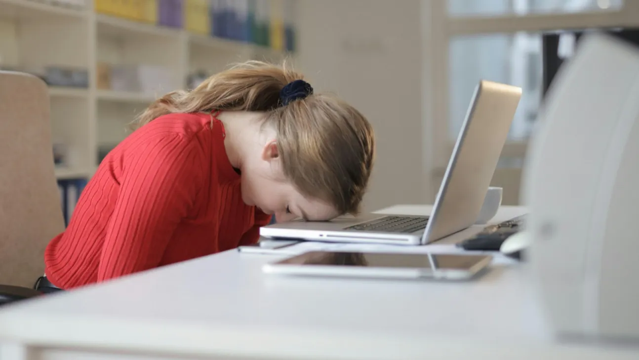 Narcolepsi: Aşırı uykululuk ve kontrolsüz uyku nöbetleri