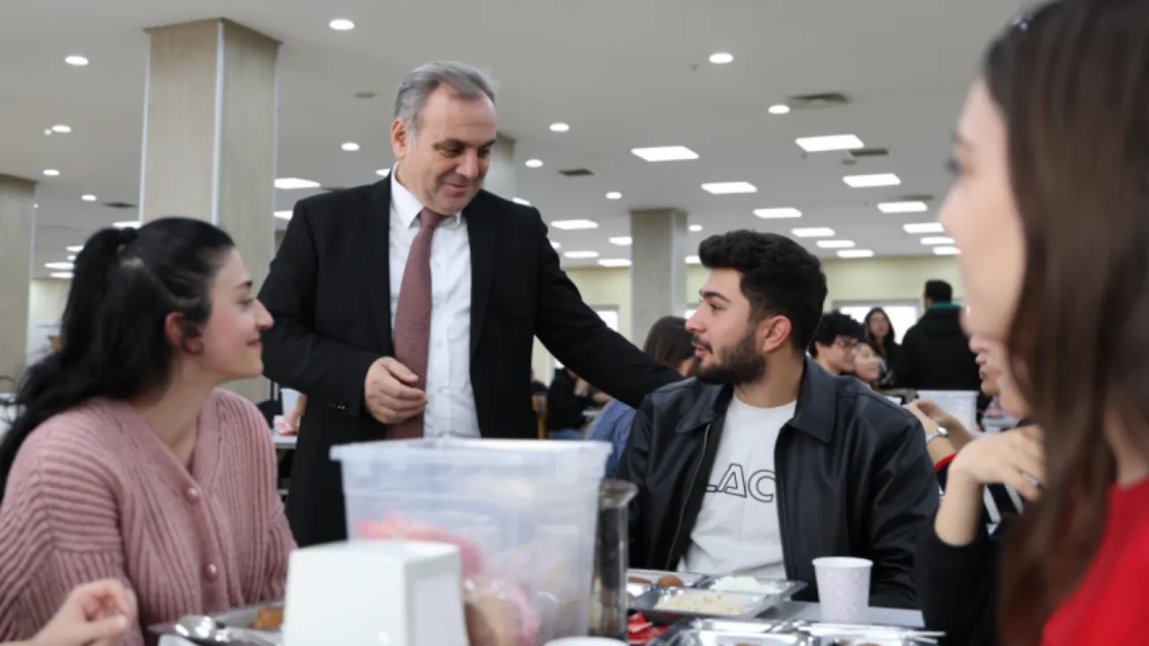 Rektör Prof. Dr. Altun, Öğrenciler ile Yemek Yedi