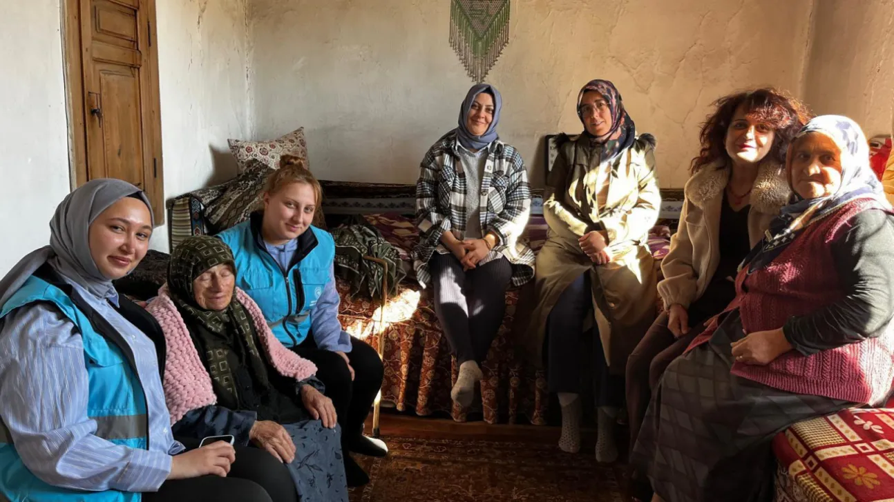 Selanik göçmeni Dönmez'e öğrencilerden hediye