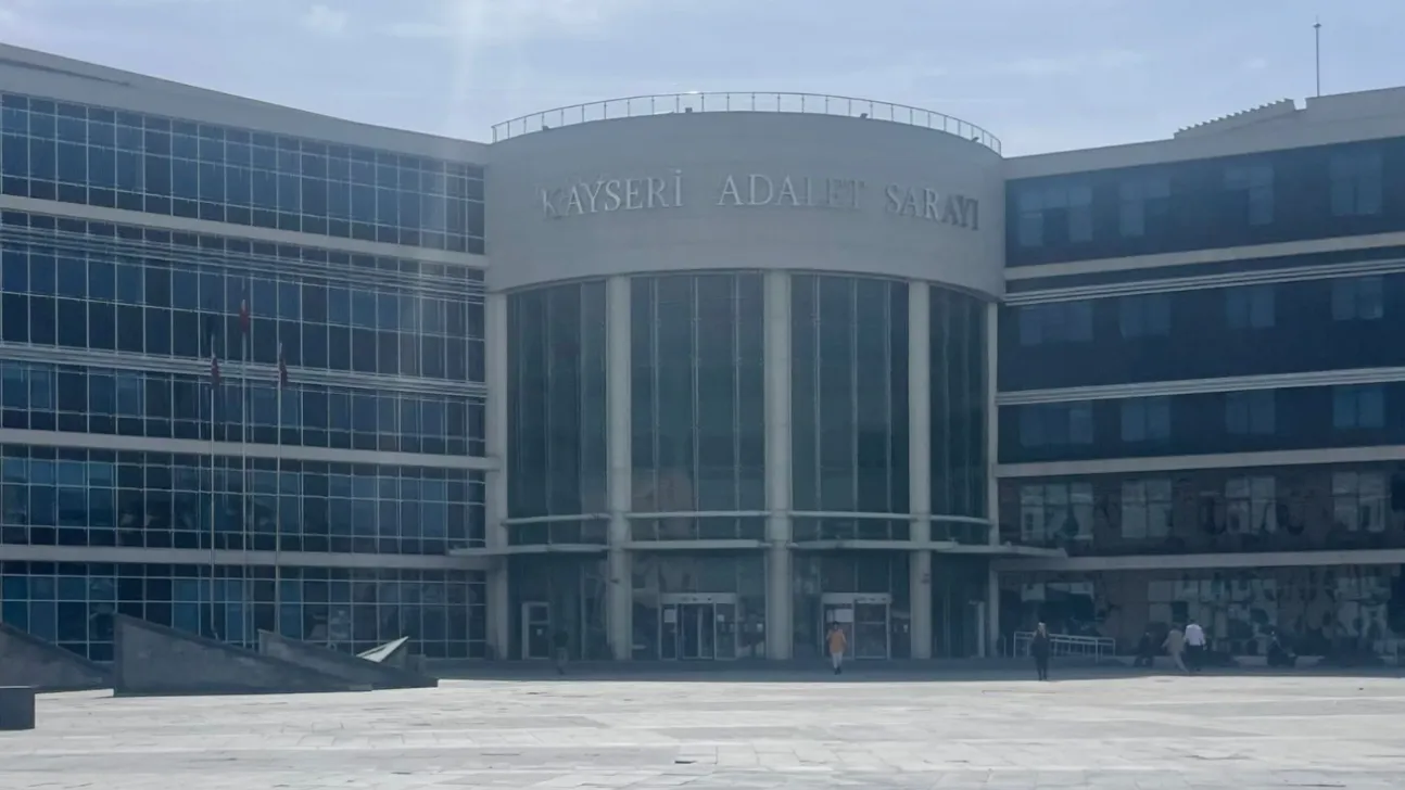 Uyuşturucu ticaretiyle yargılanan ikisi kardeş 3 kişinin yargılanmasına devam edildi