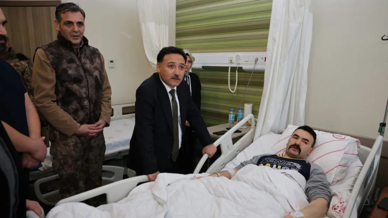 Vali Çiçek yaralı polisi ziyaret etti, Bakan Çiftçi ile görüntülü görüştü