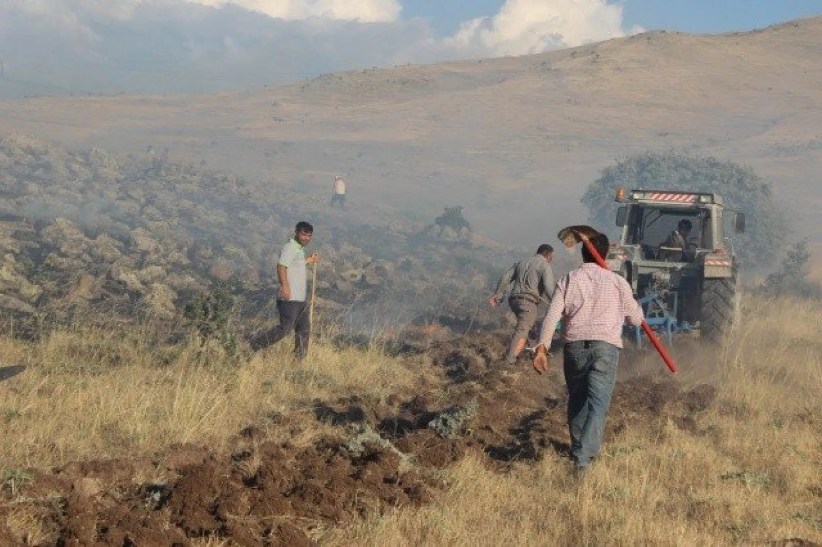 Tarla yangınında çiftçilerin 2 yıllık emeği kül oldu