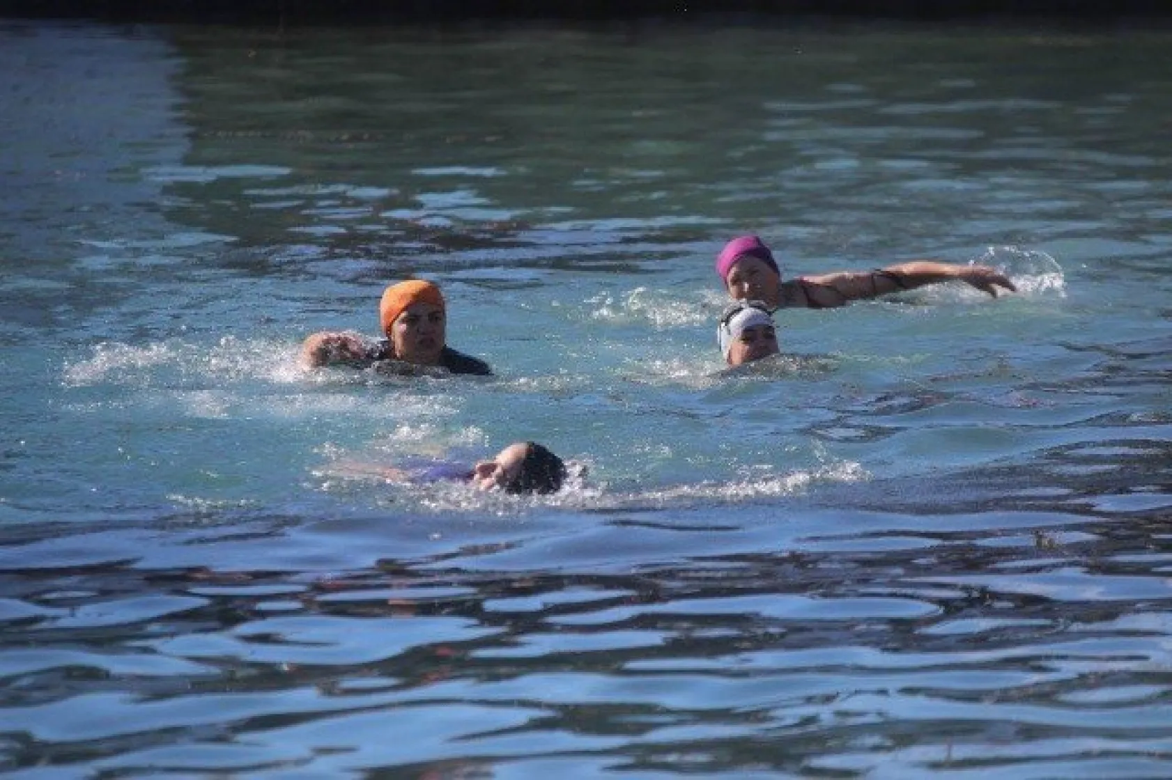 Soğuk havada buz gibi suya girdiler