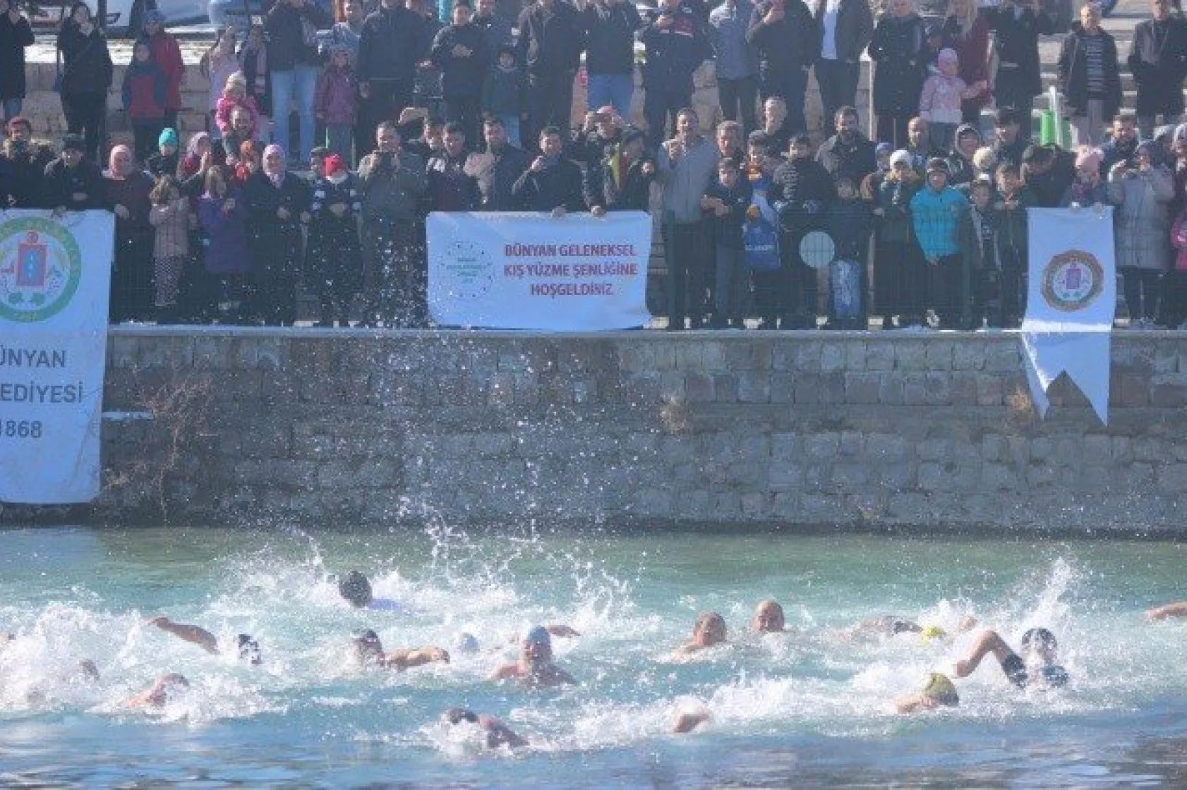 Soğuk havada buz gibi suya girdiler