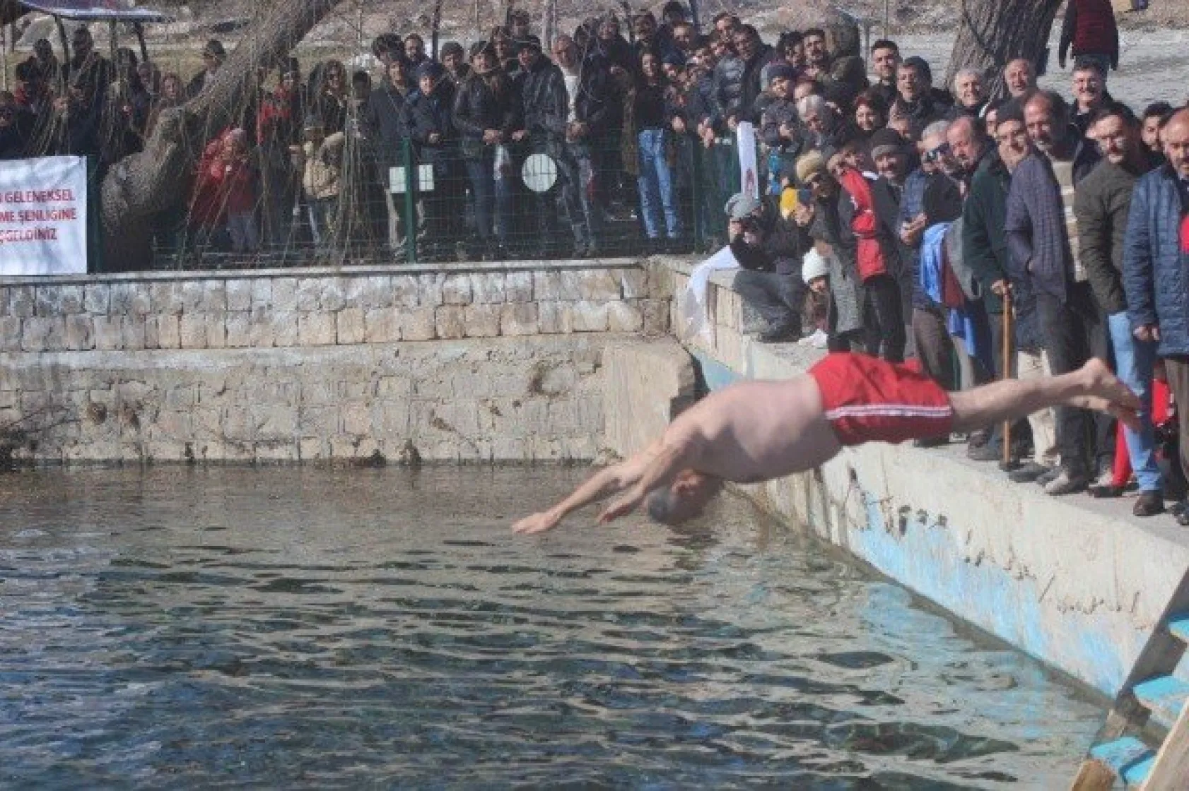 Soğuk havada buz gibi suya girdiler