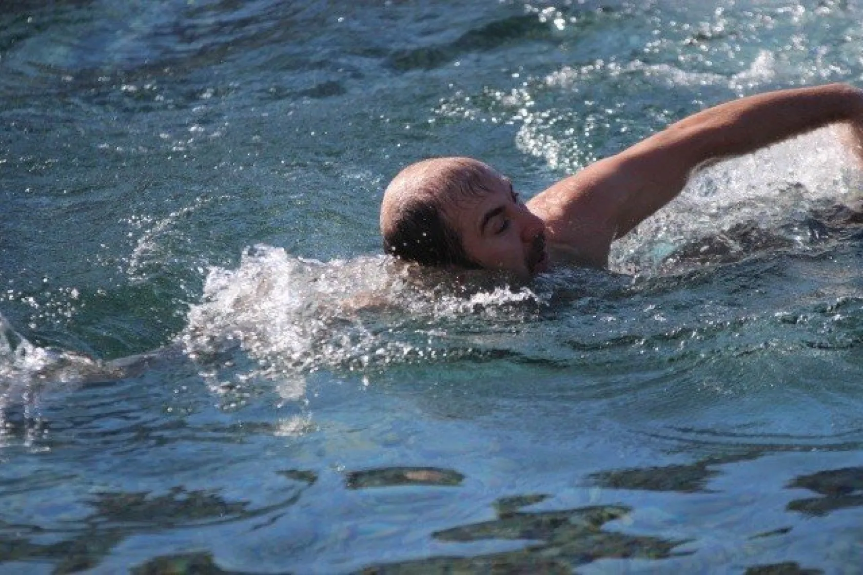 Soğuk havada buz gibi suya girdiler