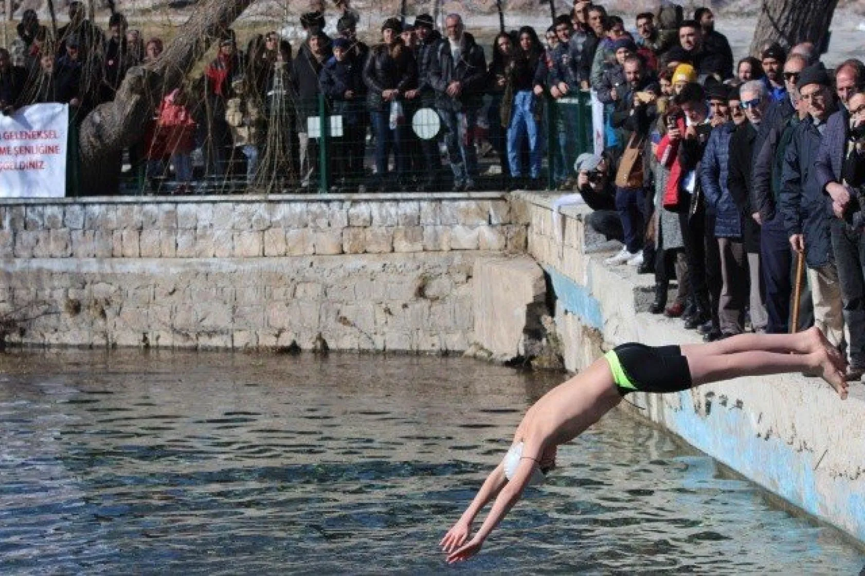 Soğuk havada buz gibi suya girdiler