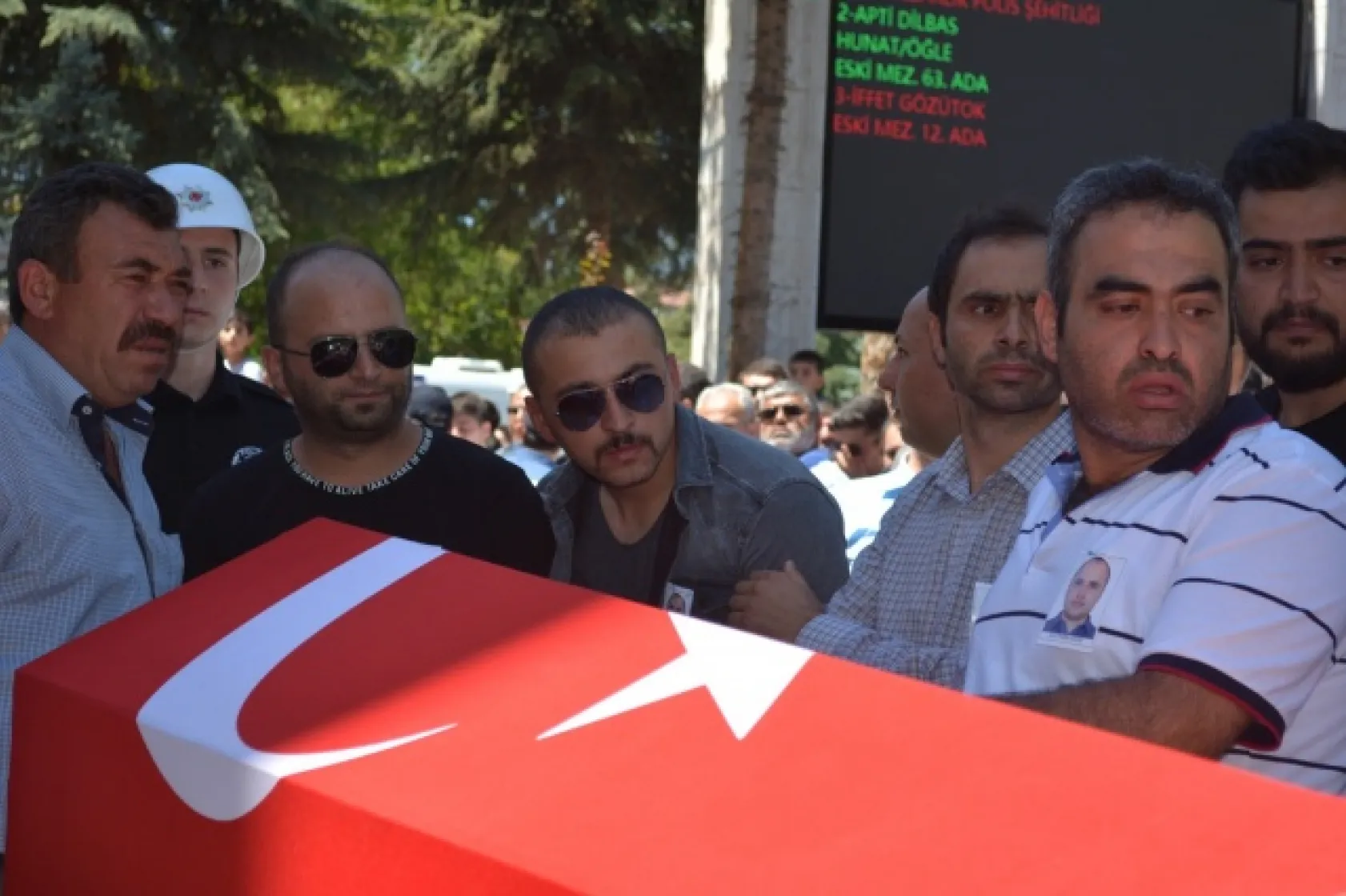 BAKAN SOYLU ŞEHİDİN NAAŞINI OMUZLADI