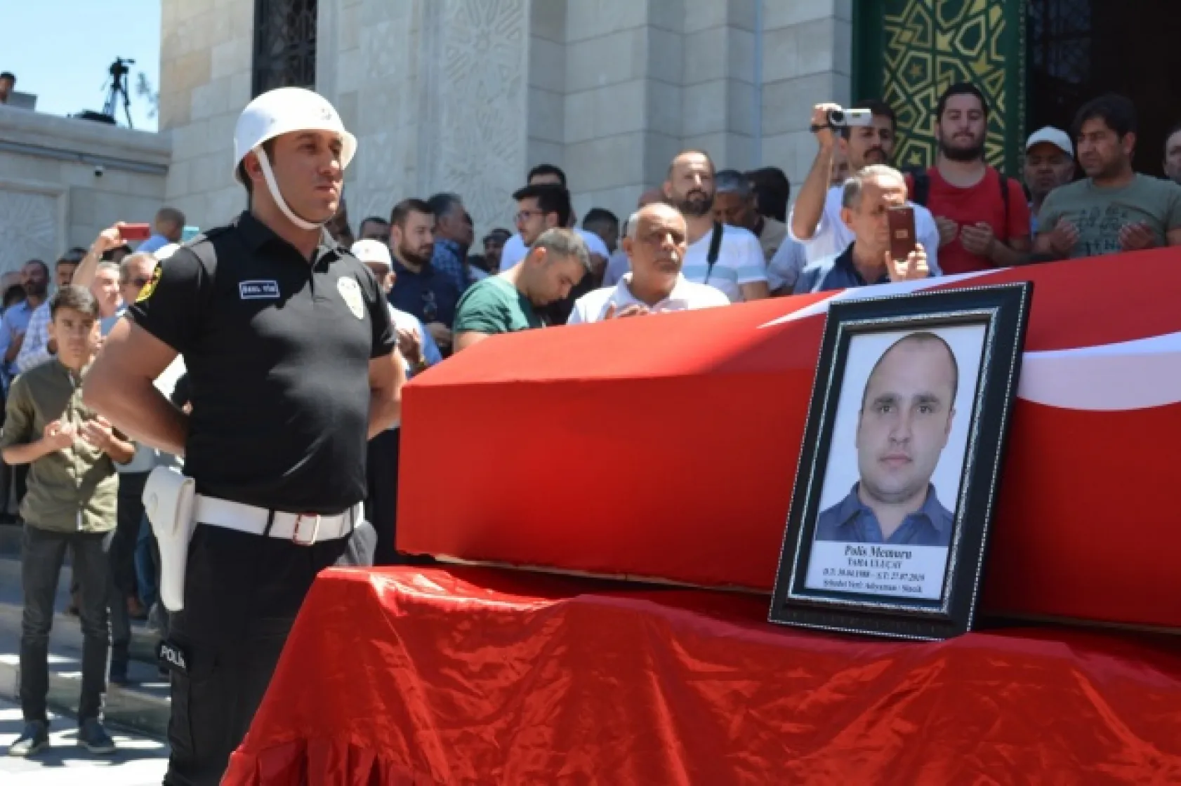 BAKAN SOYLU ŞEHİDİN NAAŞINI OMUZLADI