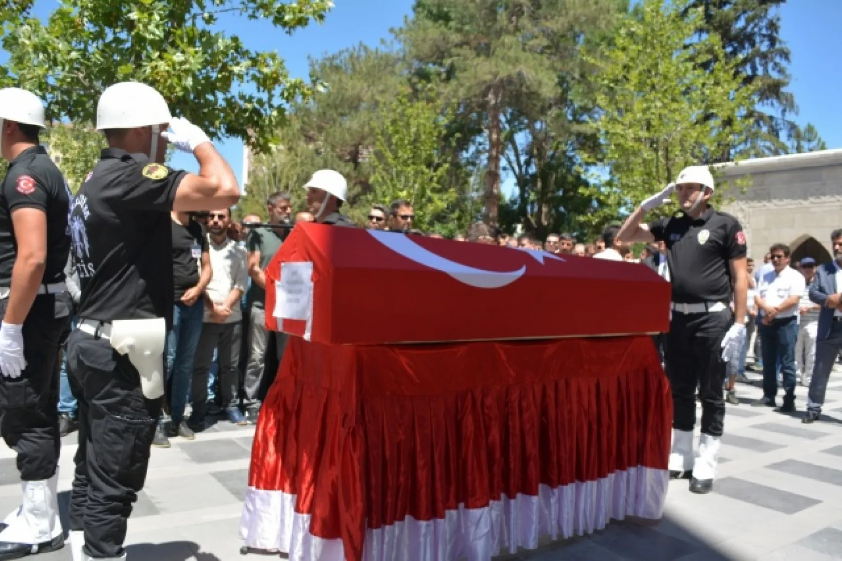 BAKAN SOYLU ŞEHİDİN NAAŞINI OMUZLADI