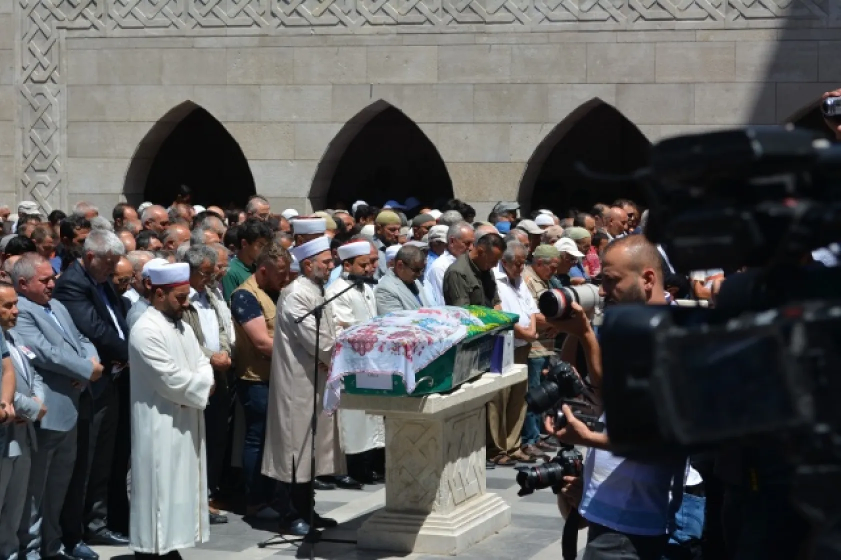 BAKAN SOYLU ŞEHİDİN NAAŞINI OMUZLADI