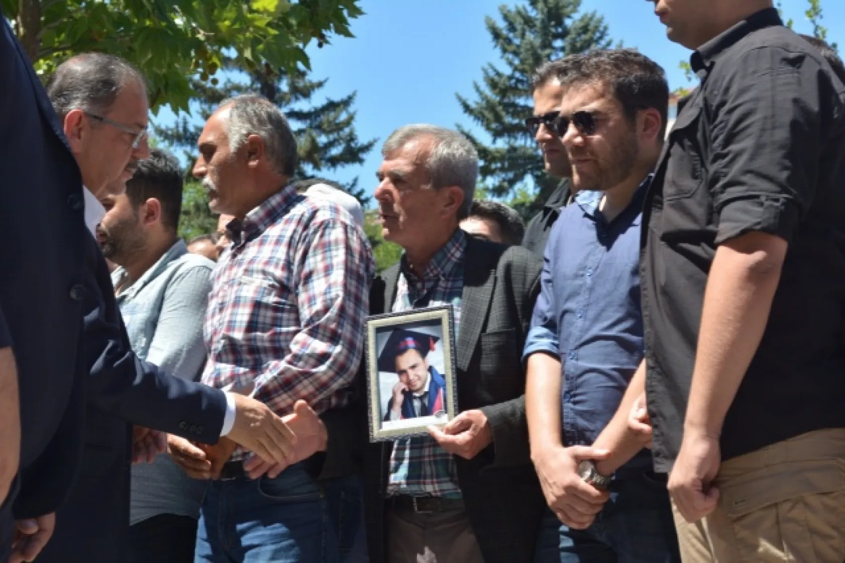 BAKAN SOYLU ŞEHİDİN NAAŞINI OMUZLADI