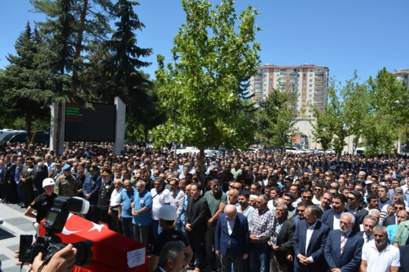 BAKAN SOYLU ŞEHİDİN NAAŞINI OMUZLADI