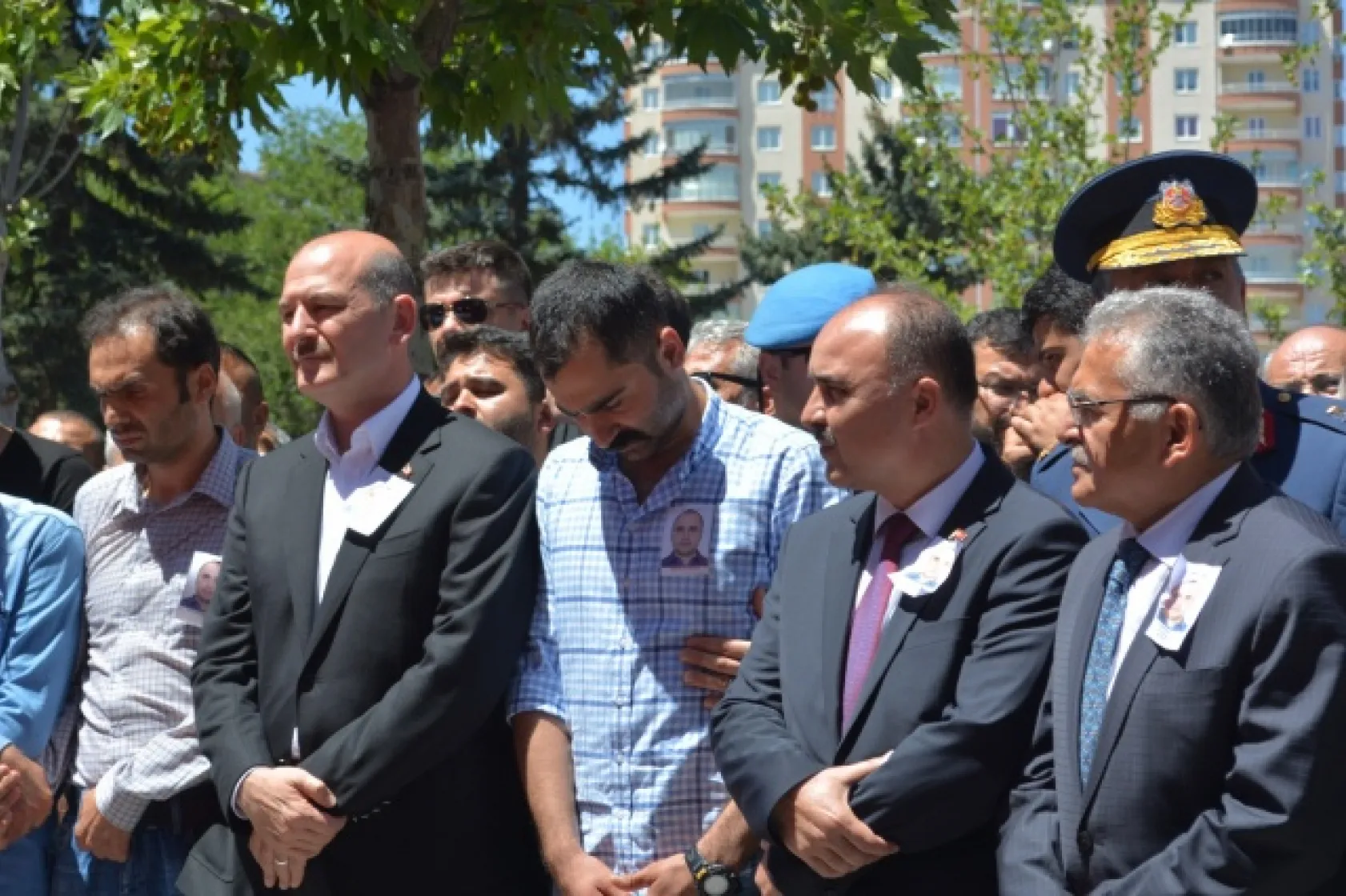 BAKAN SOYLU ŞEHİDİN NAAŞINI OMUZLADI