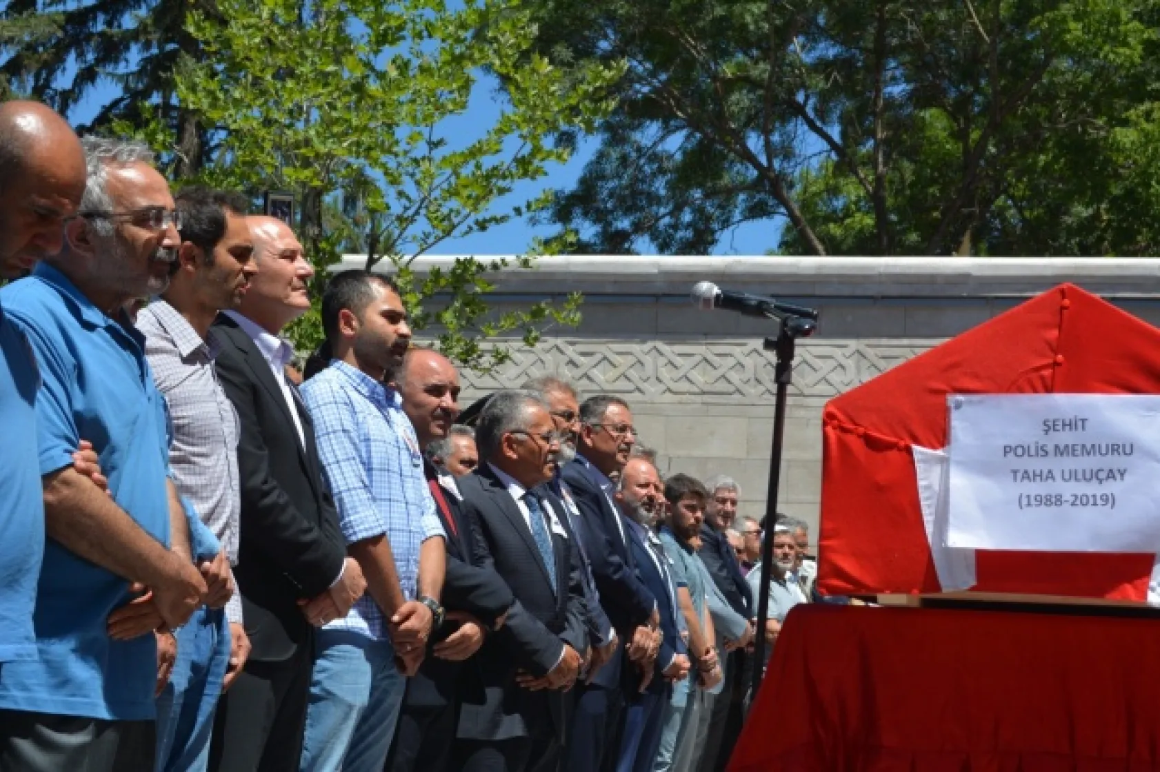 BAKAN SOYLU ŞEHİDİN NAAŞINI OMUZLADI