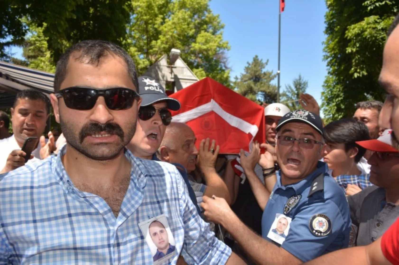 BAKAN SOYLU ŞEHİDİN NAAŞINI OMUZLADI