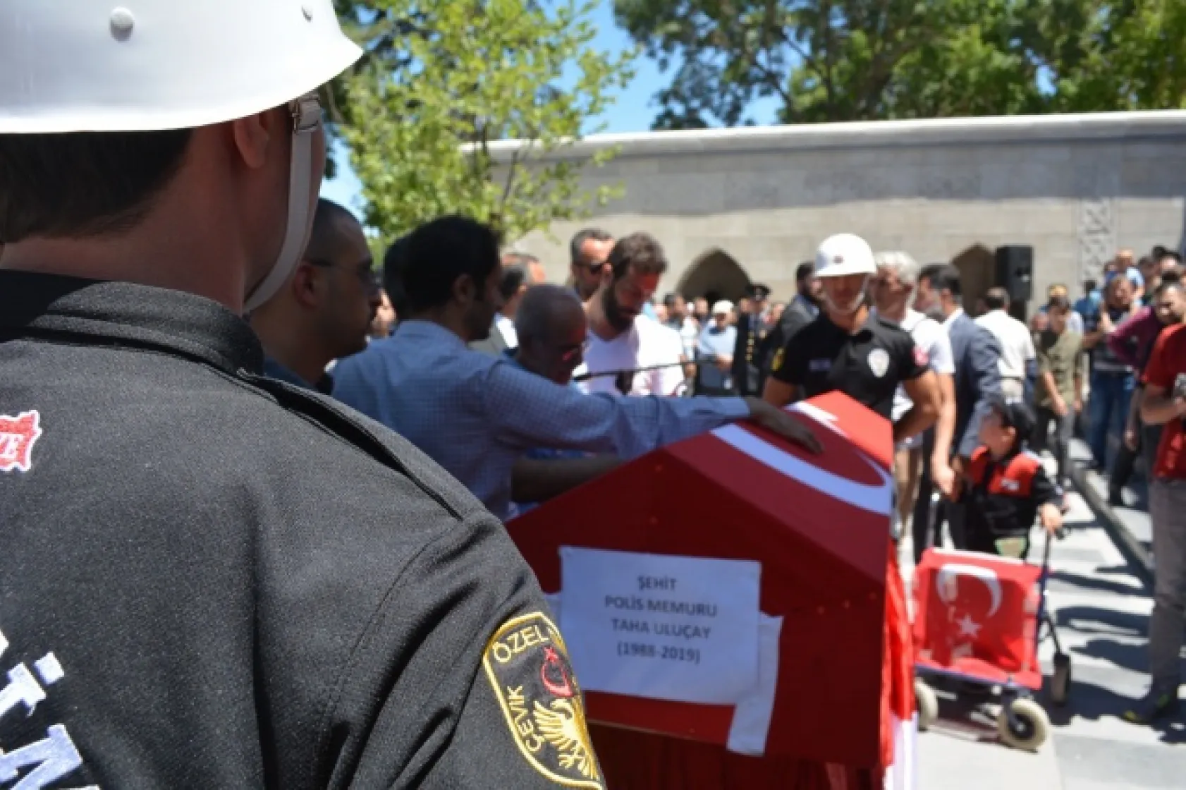 BAKAN SOYLU ŞEHİDİN NAAŞINI OMUZLADI