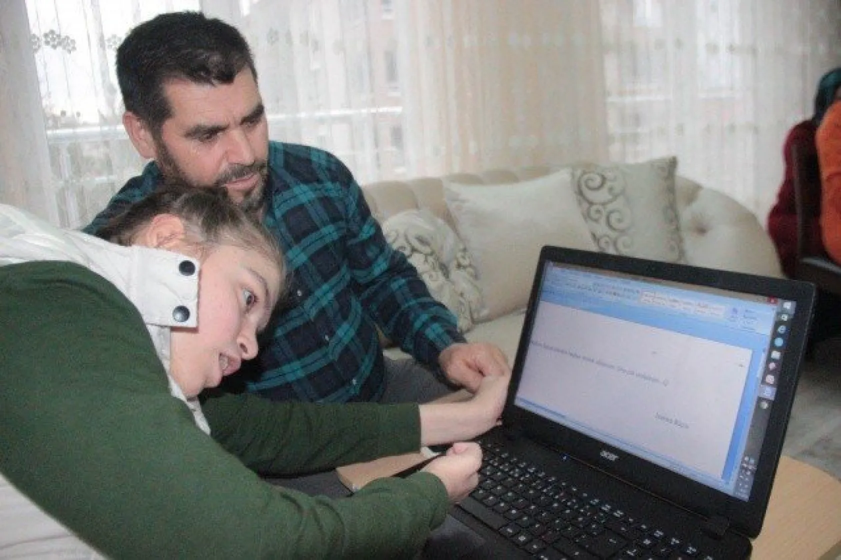 Fiziksel Ve Konuşma Engelli Büşra Tek Parmağı İle Kitap Yazdı