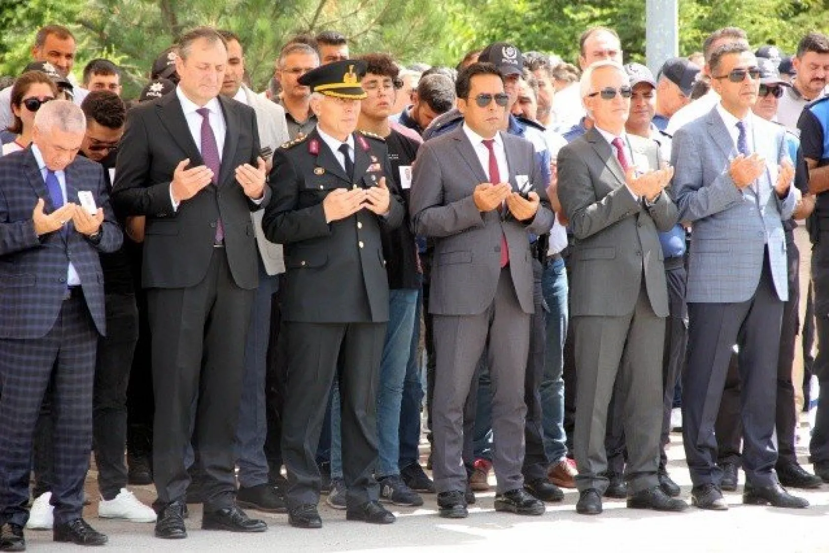 Üçüzler Yetim Kaldı