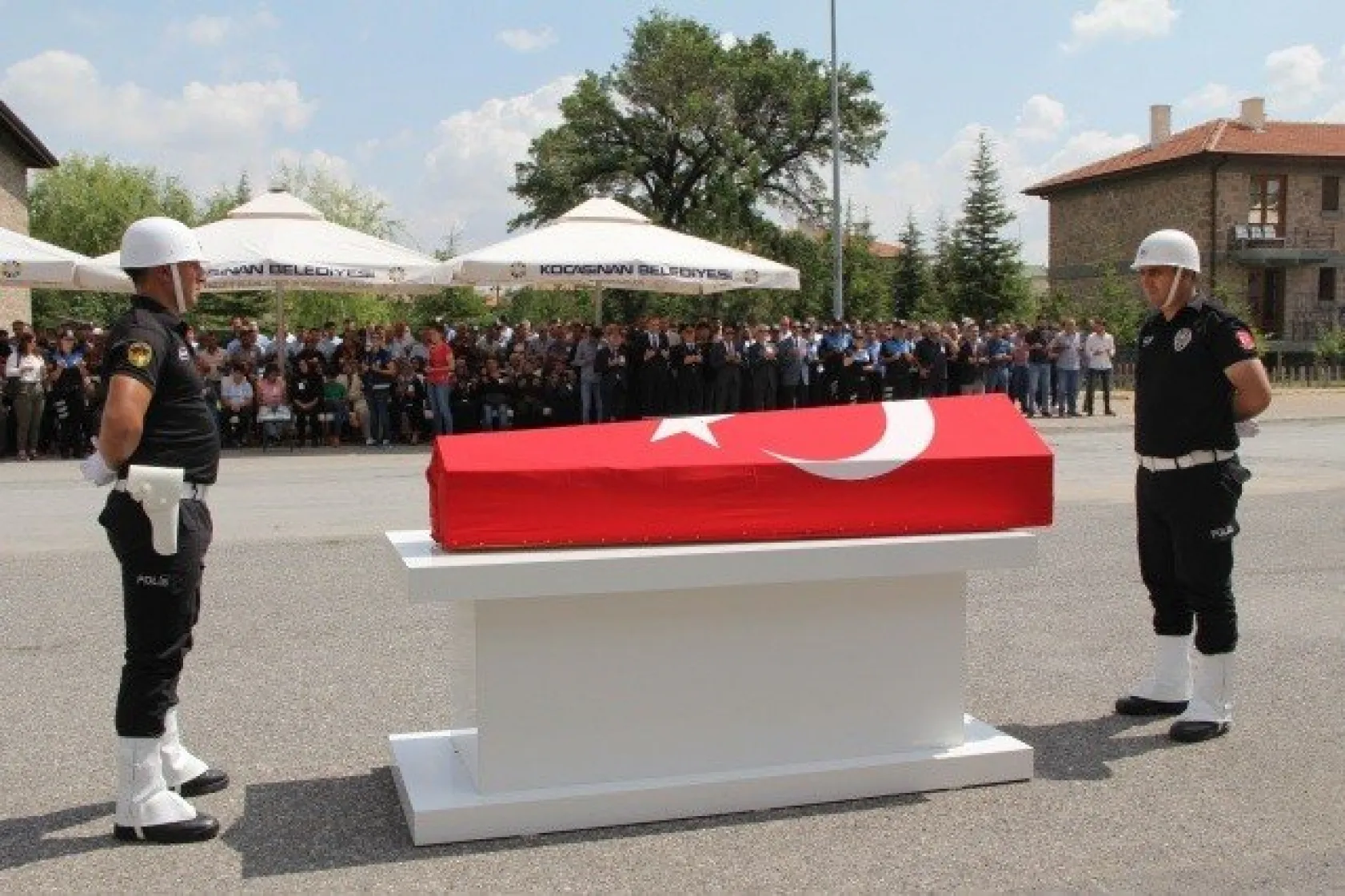 Üçüzler Yetim Kaldı