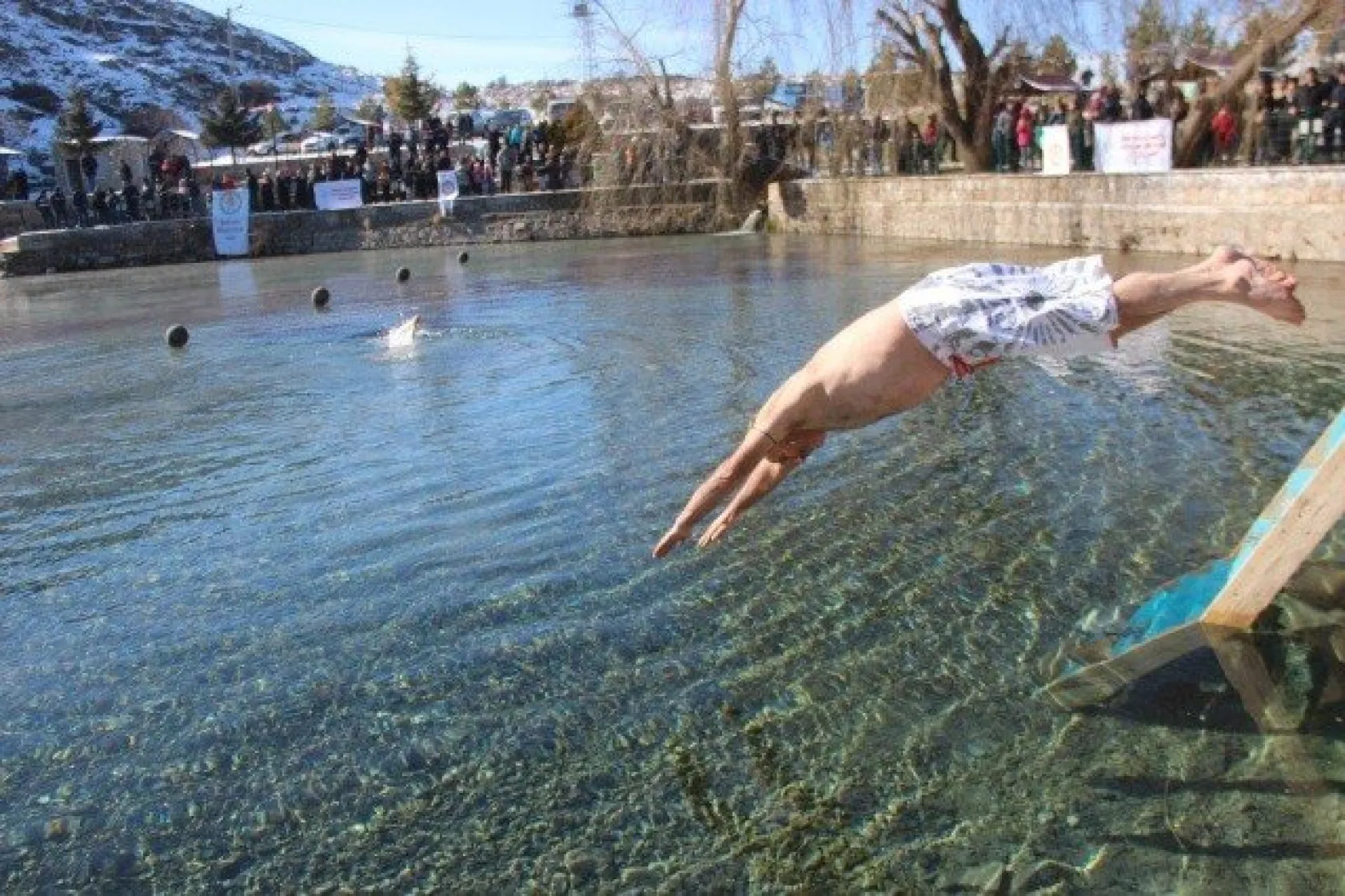 Soğuk havada buz gibi suya girdiler