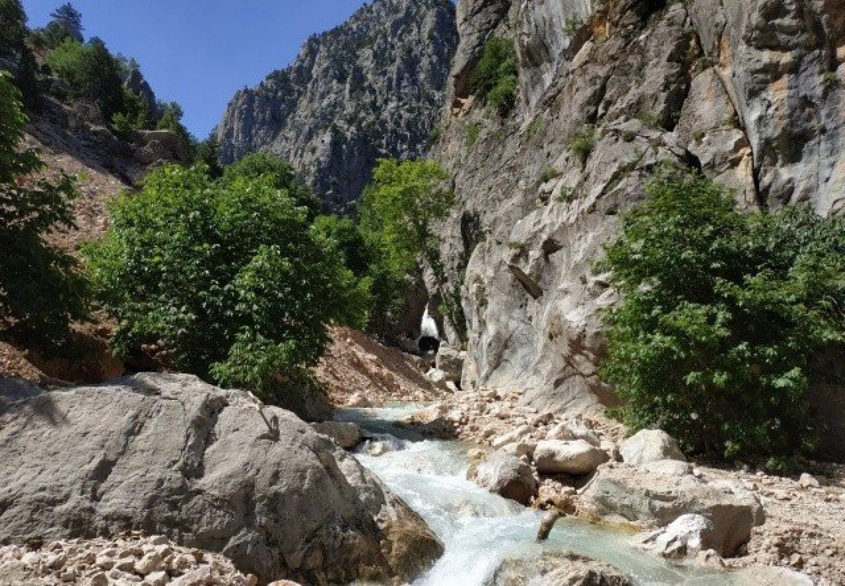 Kar tünelleri görenleri hayretler içinde bırakıyor