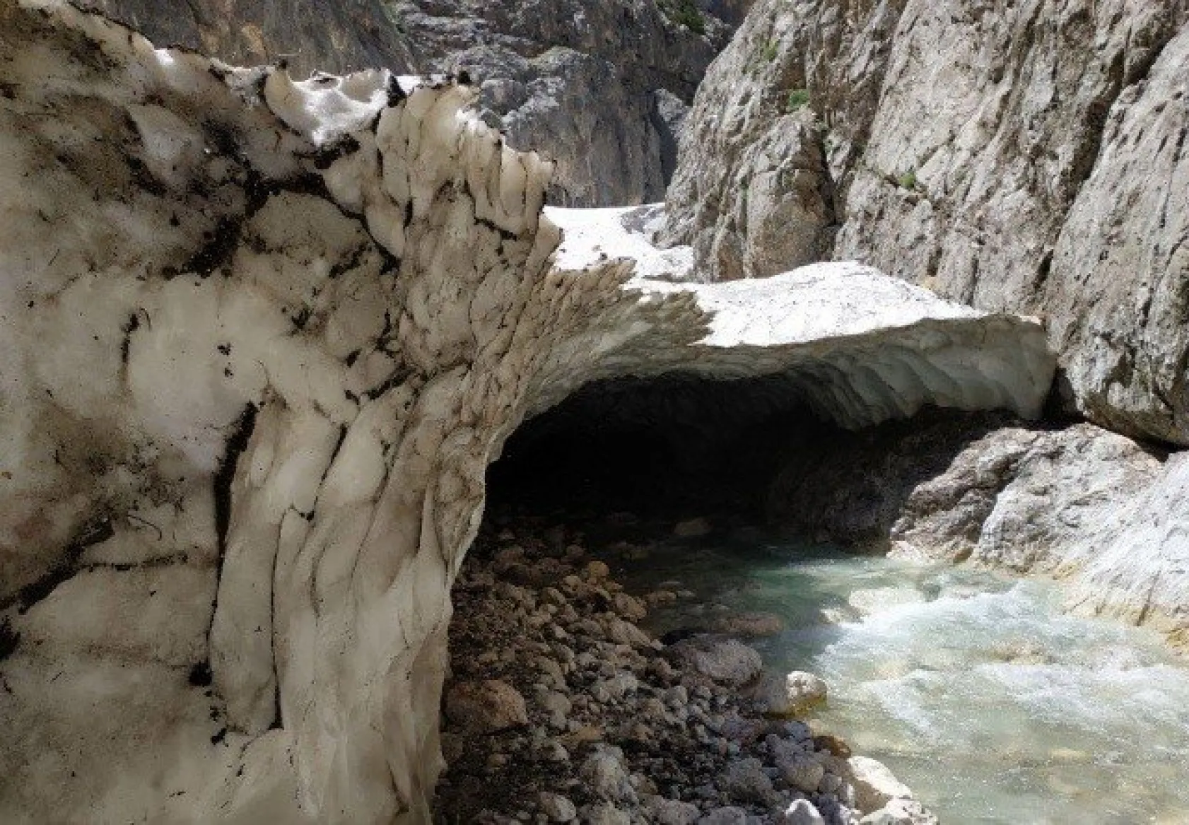 Kar tünelleri görenleri hayretler içinde bırakıyor