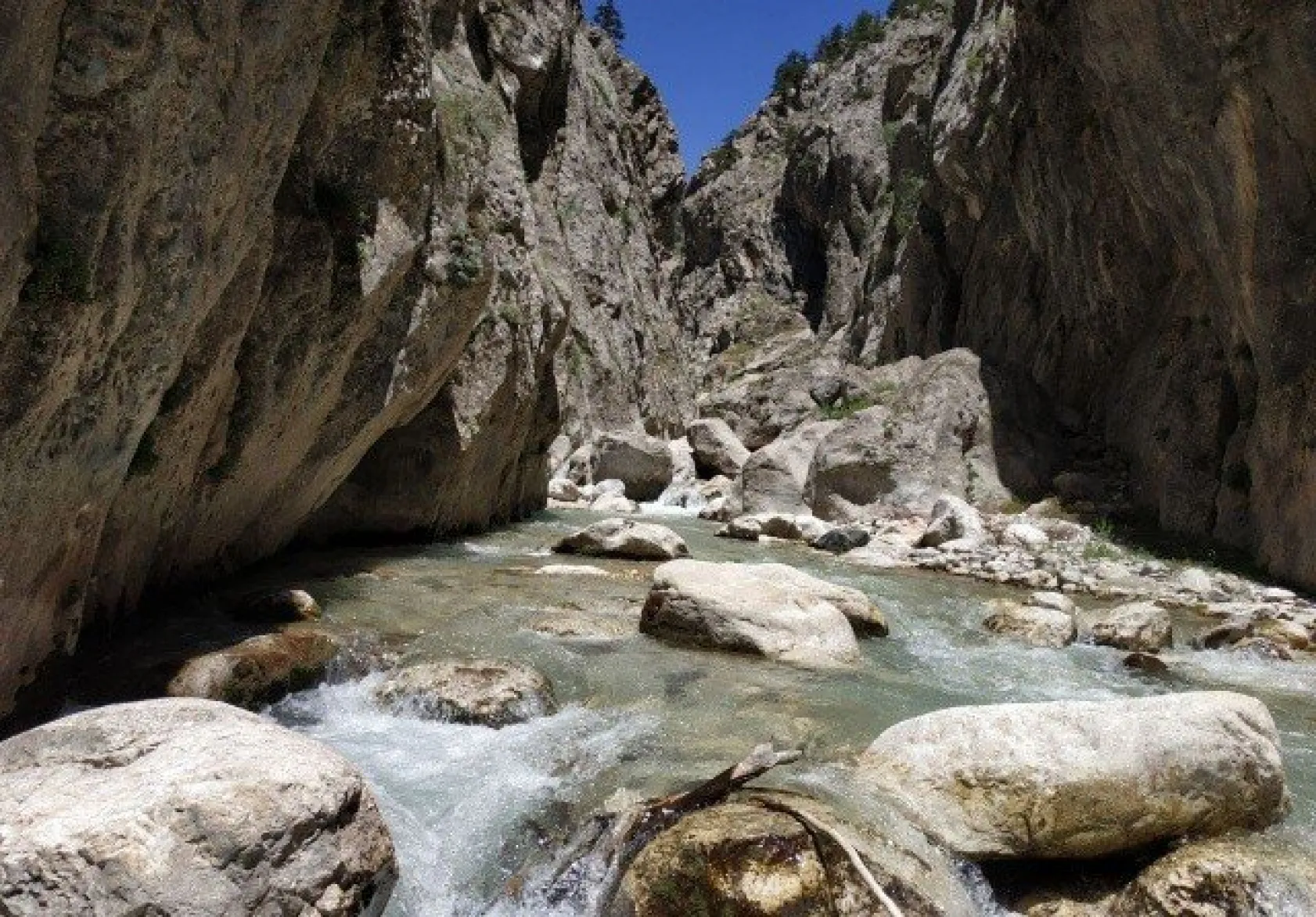 Kar tünelleri görenleri hayretler içinde bırakıyor