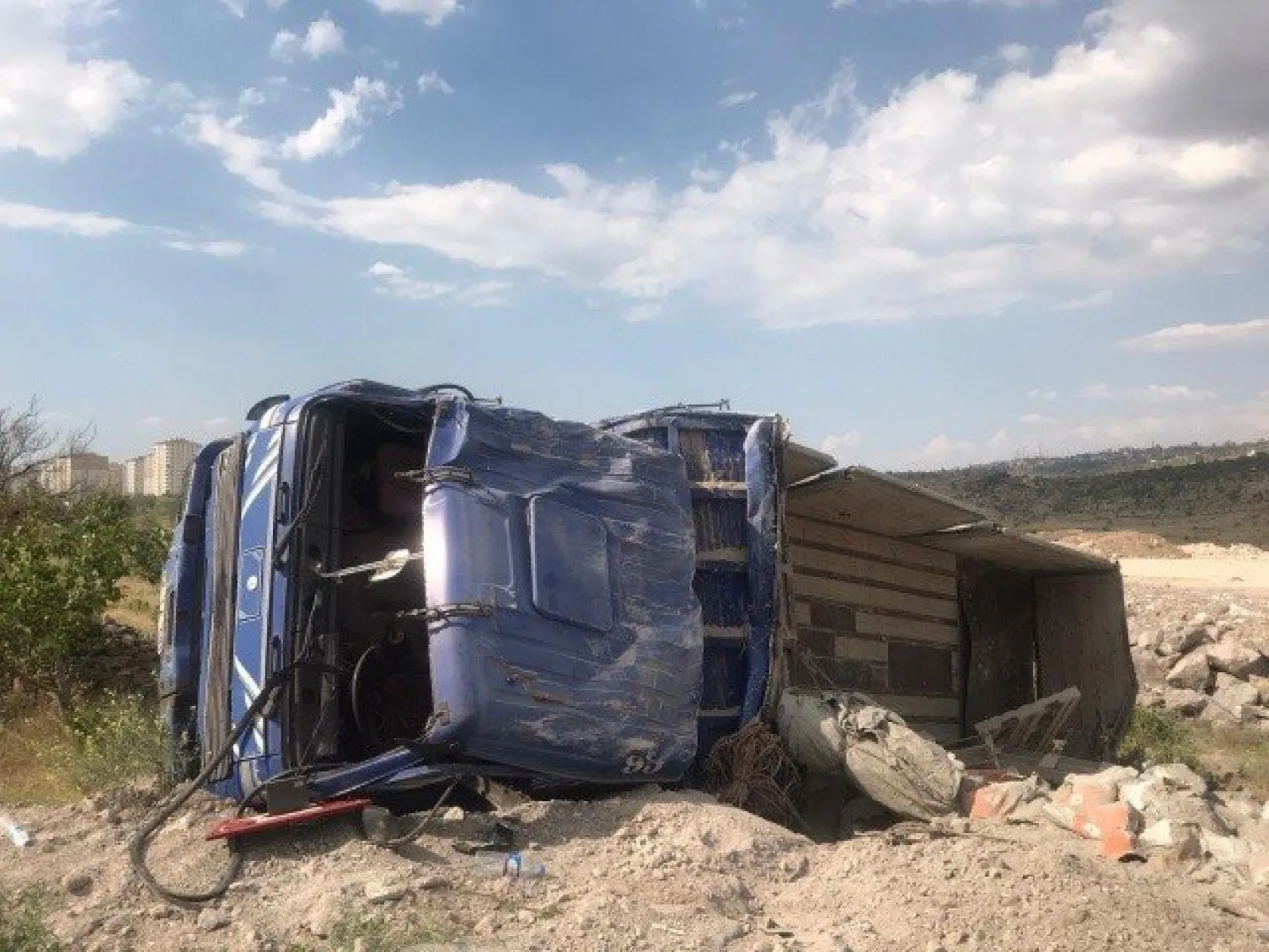 Aynı yolda önce kamyon devrildi, sonra otomobil takla attı: 5 yaralı