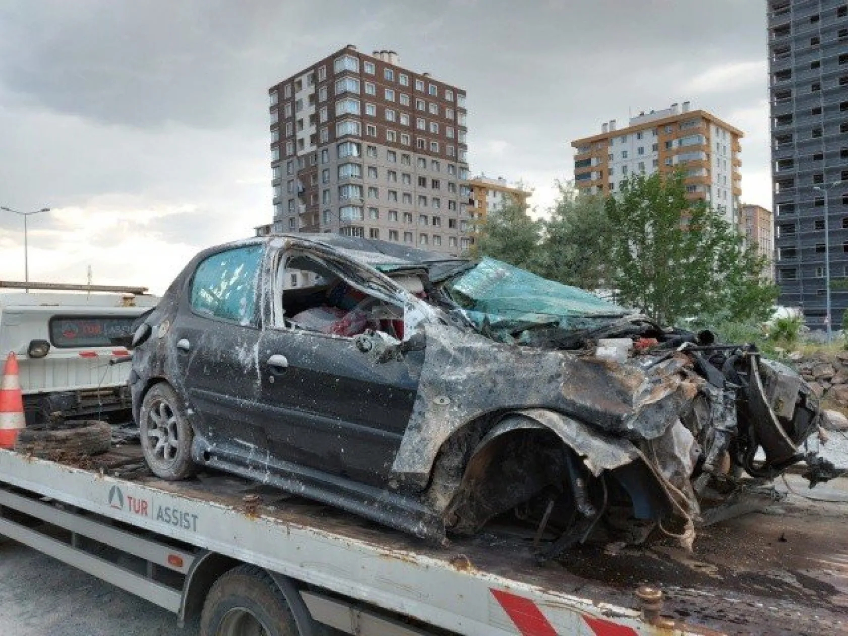 Aynı yolda önce kamyon devrildi, sonra otomobil takla attı: 5 yaralı