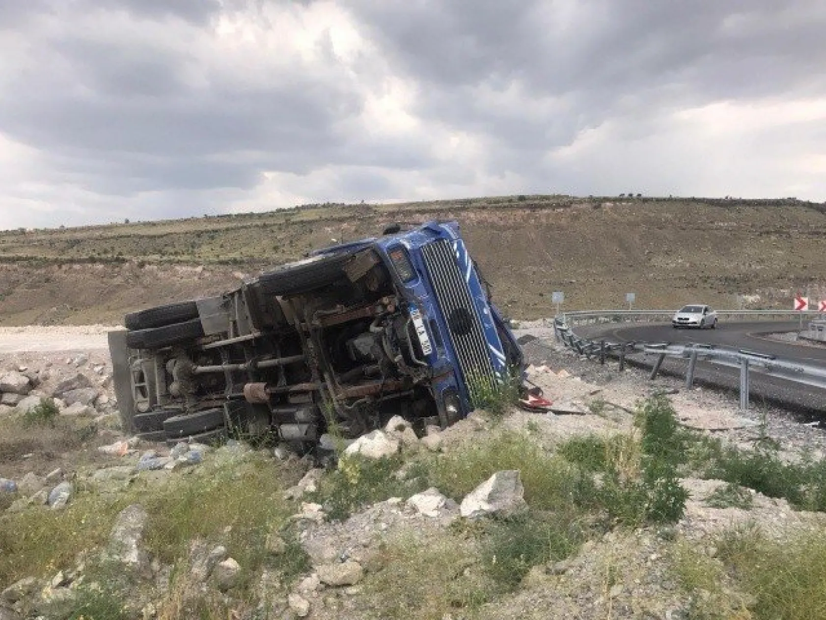 Aynı yolda önce kamyon devrildi, sonra otomobil takla attı: 5 yaralı