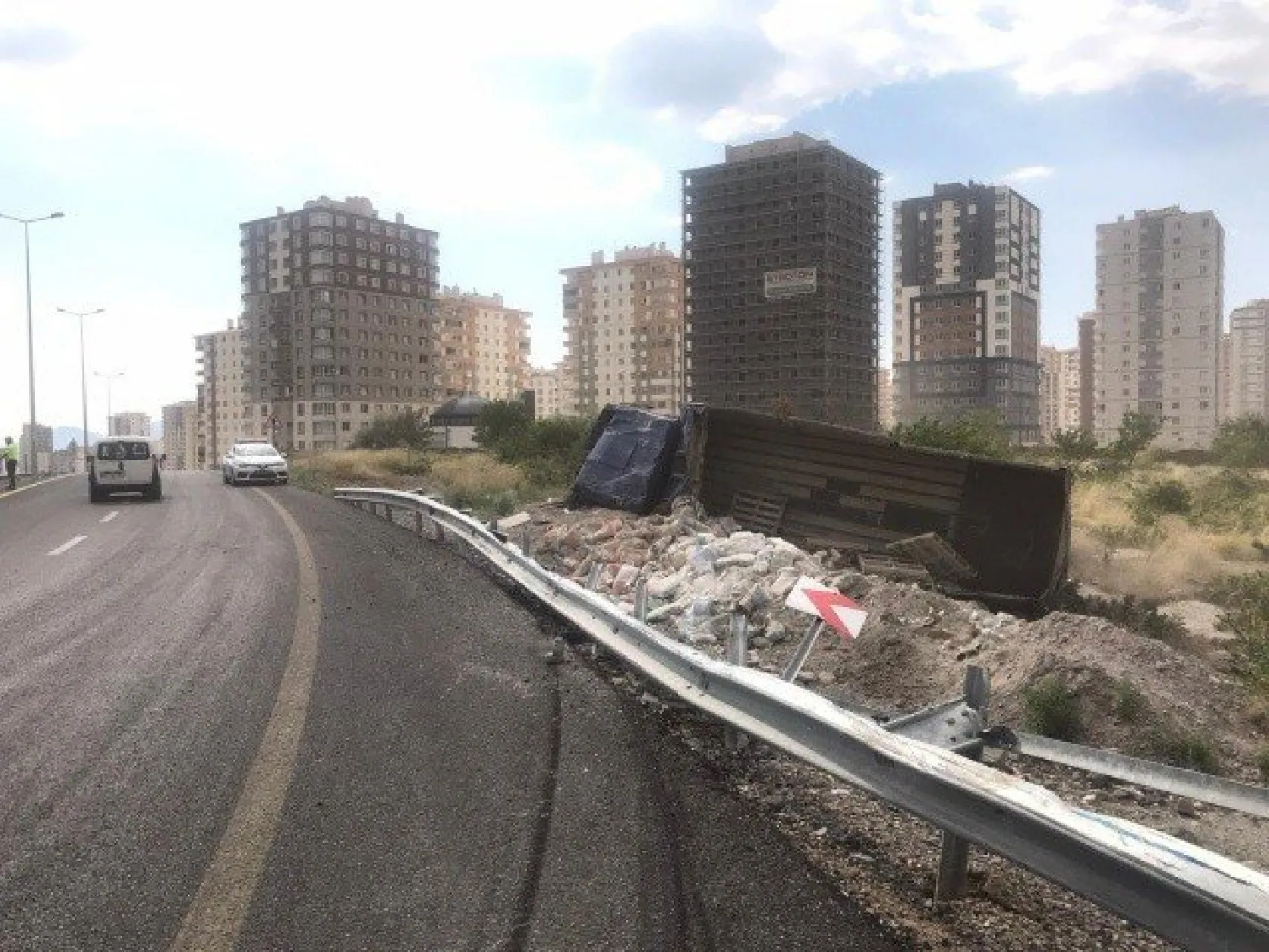 Aynı yolda önce kamyon devrildi, sonra otomobil takla attı: 5 yaralı