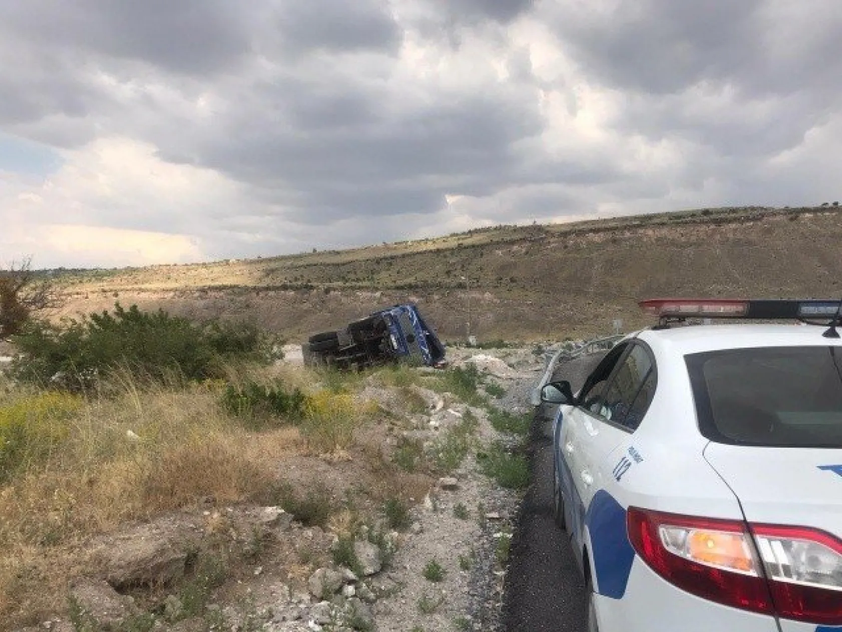 Aynı yolda önce kamyon devrildi, sonra otomobil takla attı: 5 yaralı
