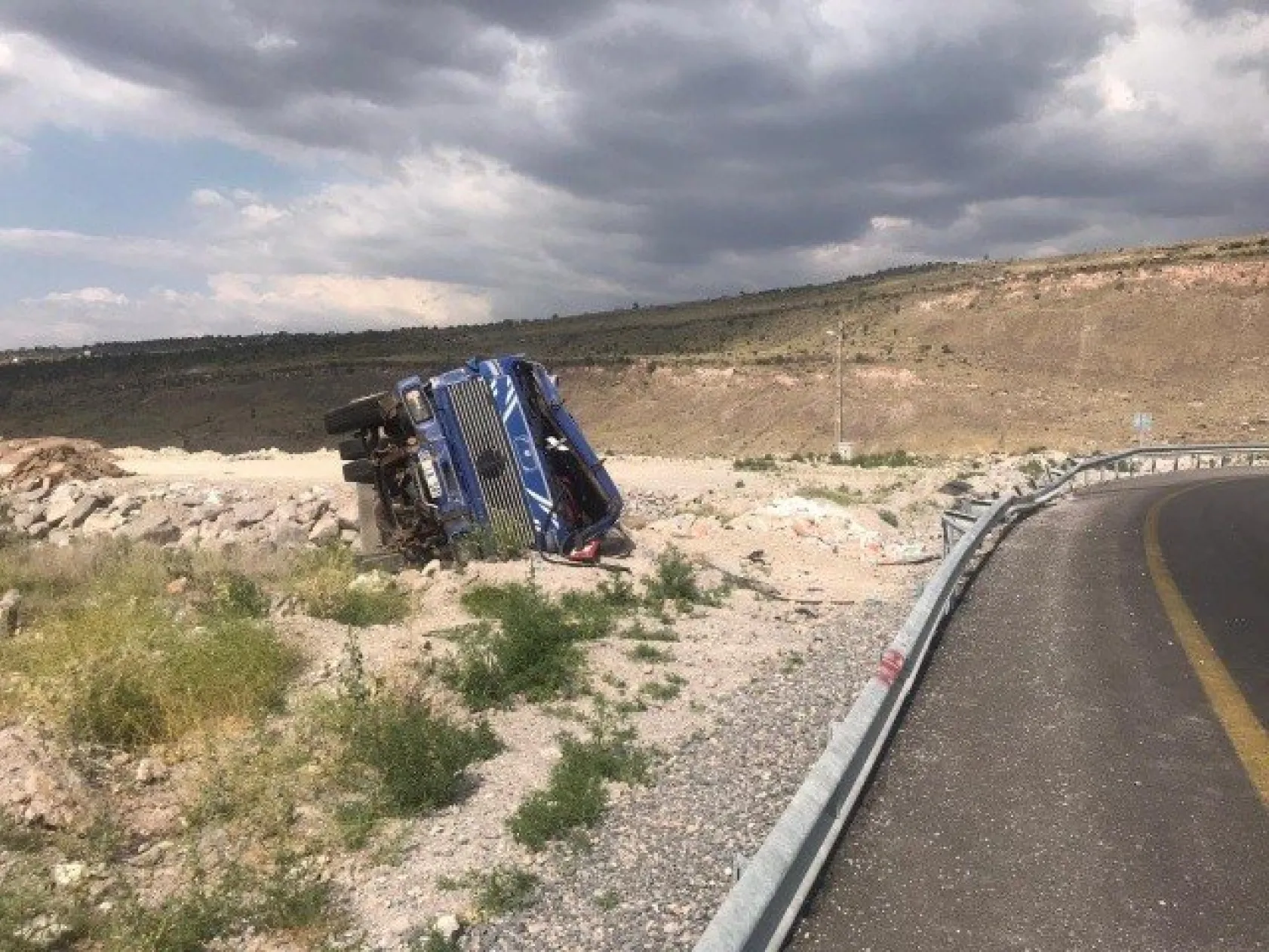 Aynı yolda önce kamyon devrildi, sonra otomobil takla attı: 5 yaralı