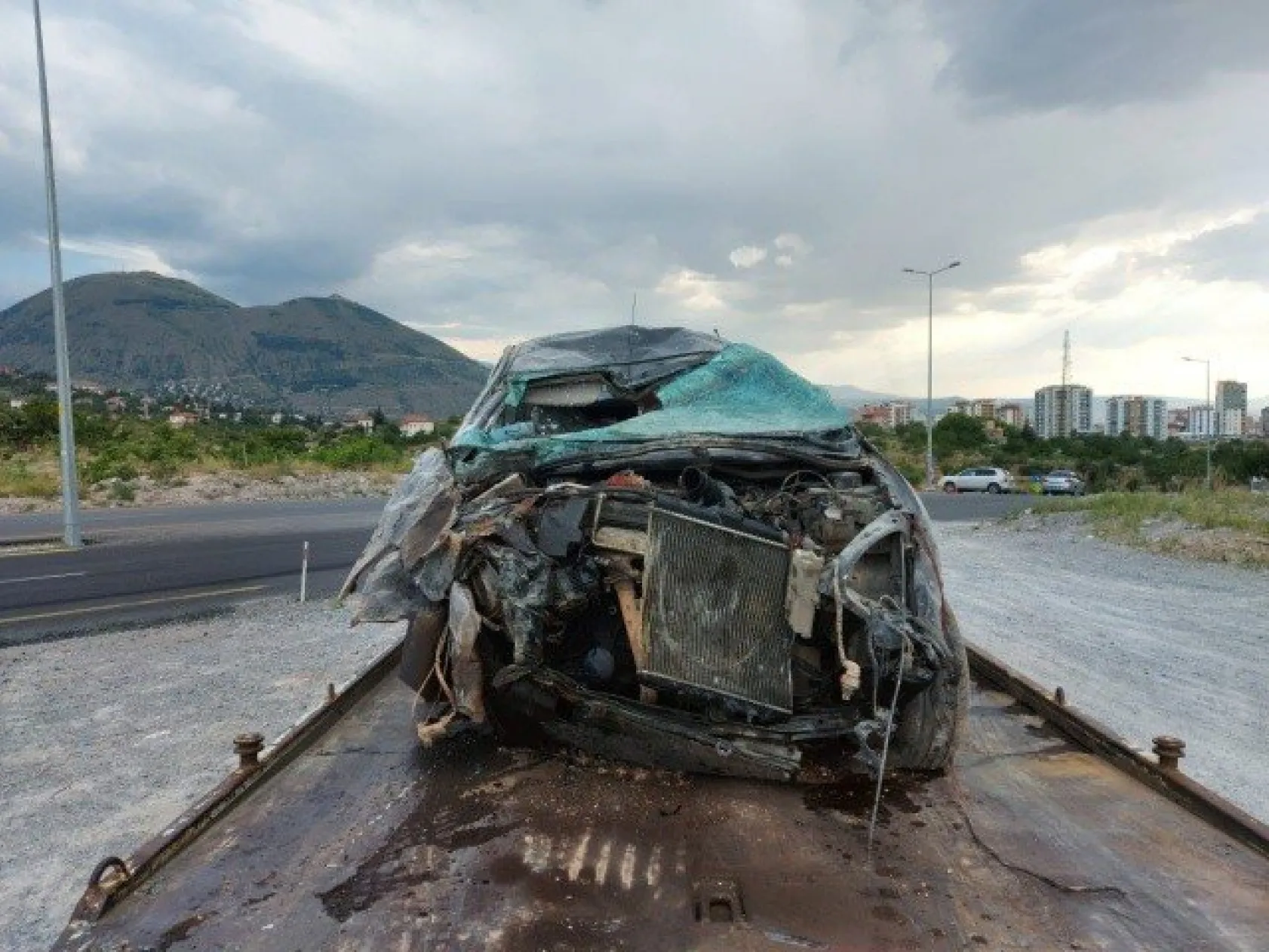 Aynı yolda önce kamyon devrildi, sonra otomobil takla attı: 5 yaralı