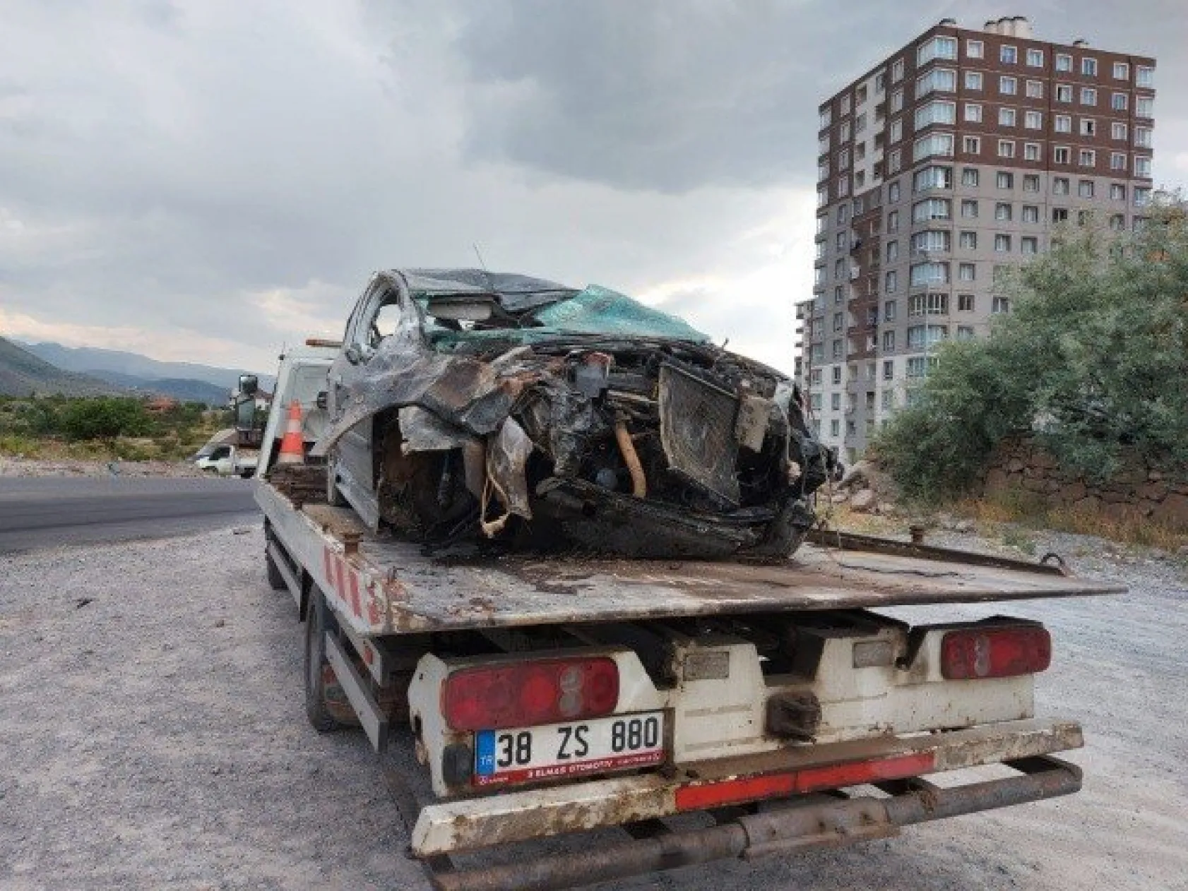Aynı yolda önce kamyon devrildi, sonra otomobil takla attı: 5 yaralı