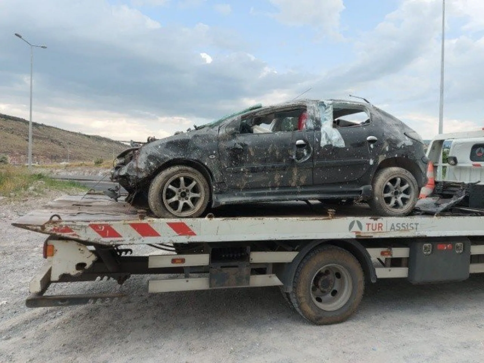 Aynı yolda önce kamyon devrildi, sonra otomobil takla attı: 5 yaralı