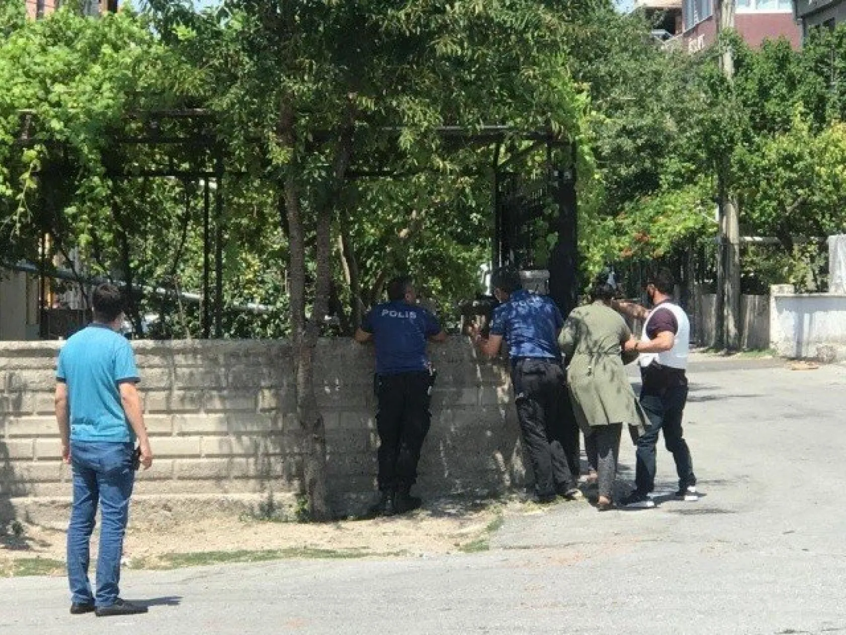 İntihar girişiminde bulunan şahıs, Özel Harekat tarafından alındı