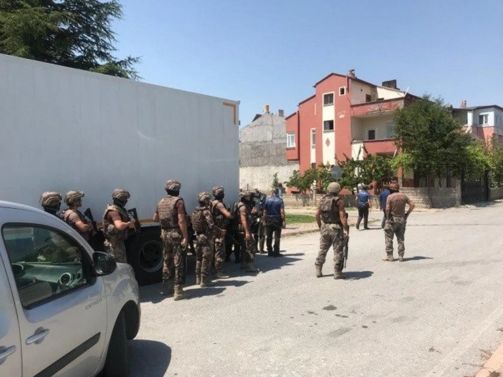 İntihar girişiminde bulunan şahıs, Özel Harekat tarafından alındı