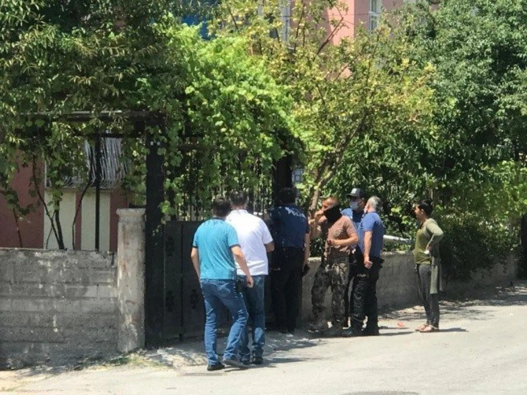 İntihar girişiminde bulunan şahıs, Özel Harekat tarafından alındı