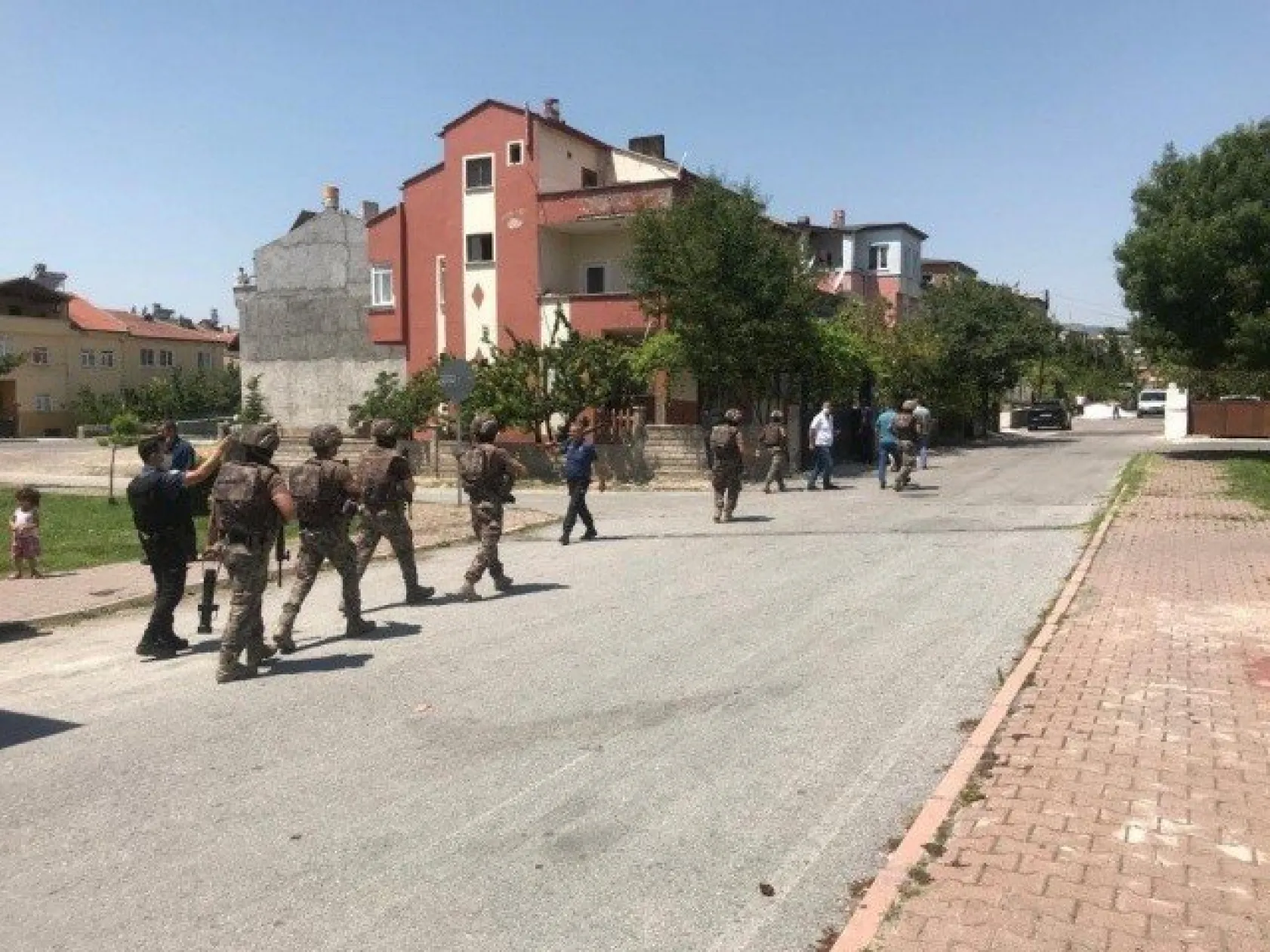 İntihar girişiminde bulunan şahıs, Özel Harekat tarafından alındı