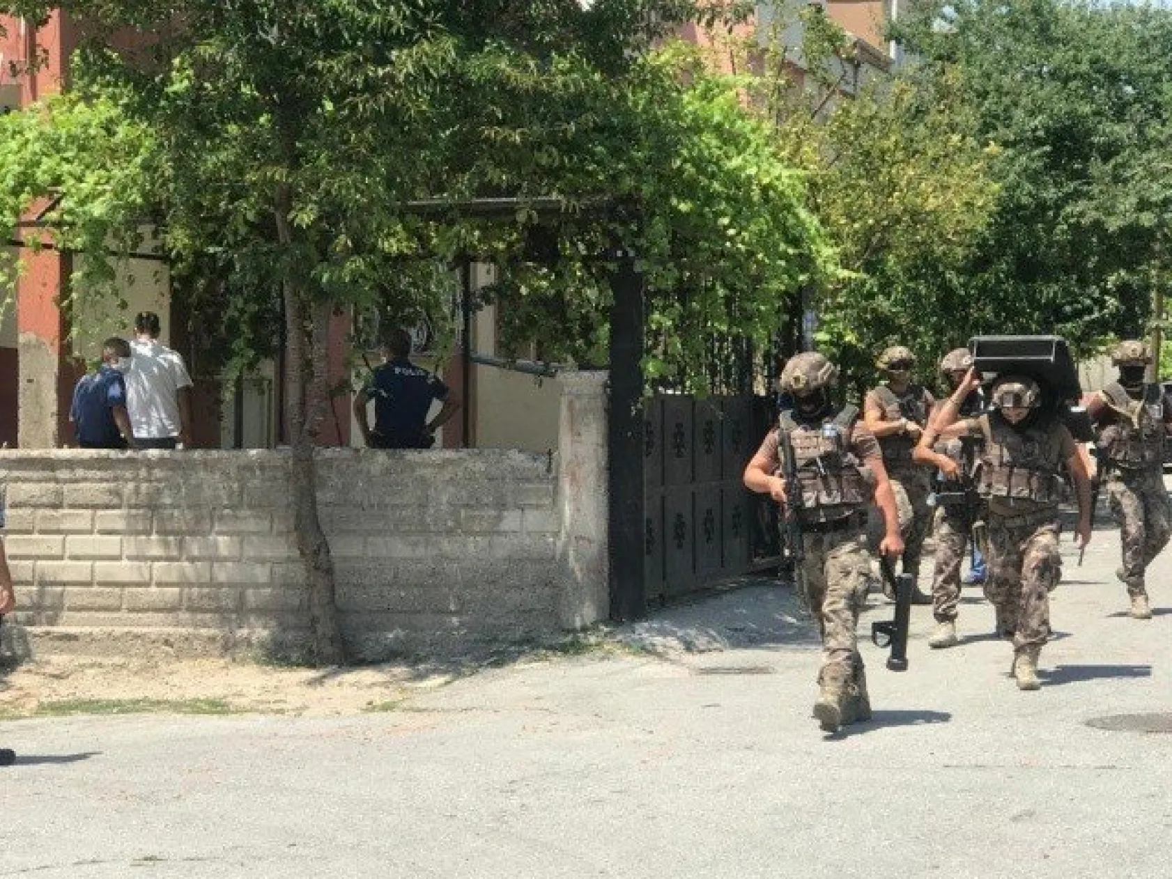 İntihar girişiminde bulunan şahıs, Özel Harekat tarafından alındı