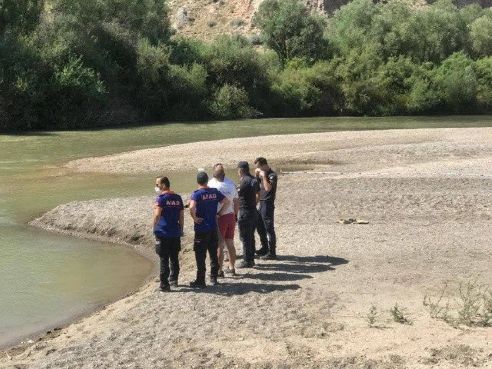 Çocuklarını kurtarmak için girdiği nehirde çocuklarıyla beraber boğuldu